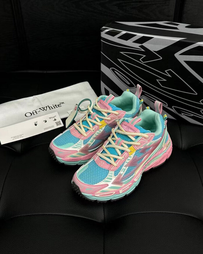 Sneakers moderne colorate con branding di lusso, display di alta qualità e packaging esclusivo.