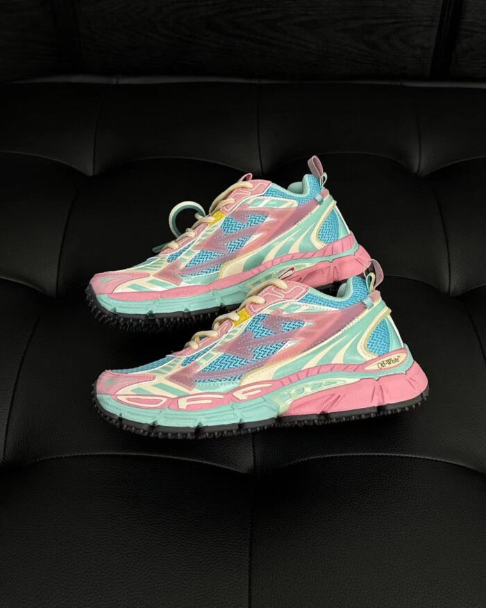 Scarpe sportive colorate teal e rosa su sfondo in pelle nera, stile dinamico e moderno.