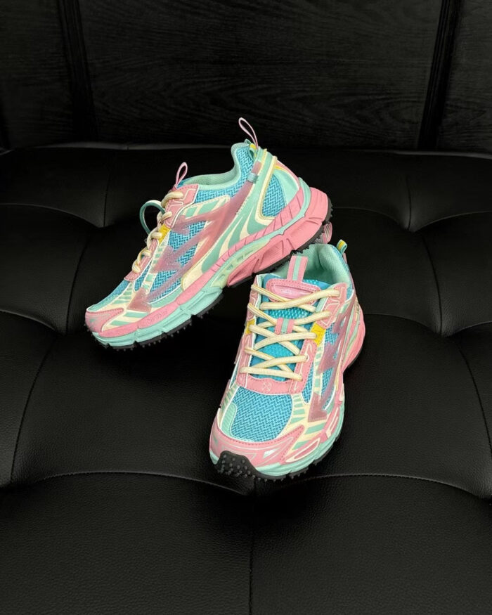 Scarpe sportive colorate turquoise e rosa su superficie nera, stile moderno, comfort e stile vibrante.