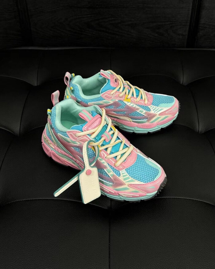 Scarpe sportive colorate turquoise e rosa su sfondo nero, perfette per stile e comfort.