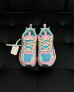 Sneakers colorate, moderne e sportive con suola antiscivolo per ogni attività casual e atletica.
