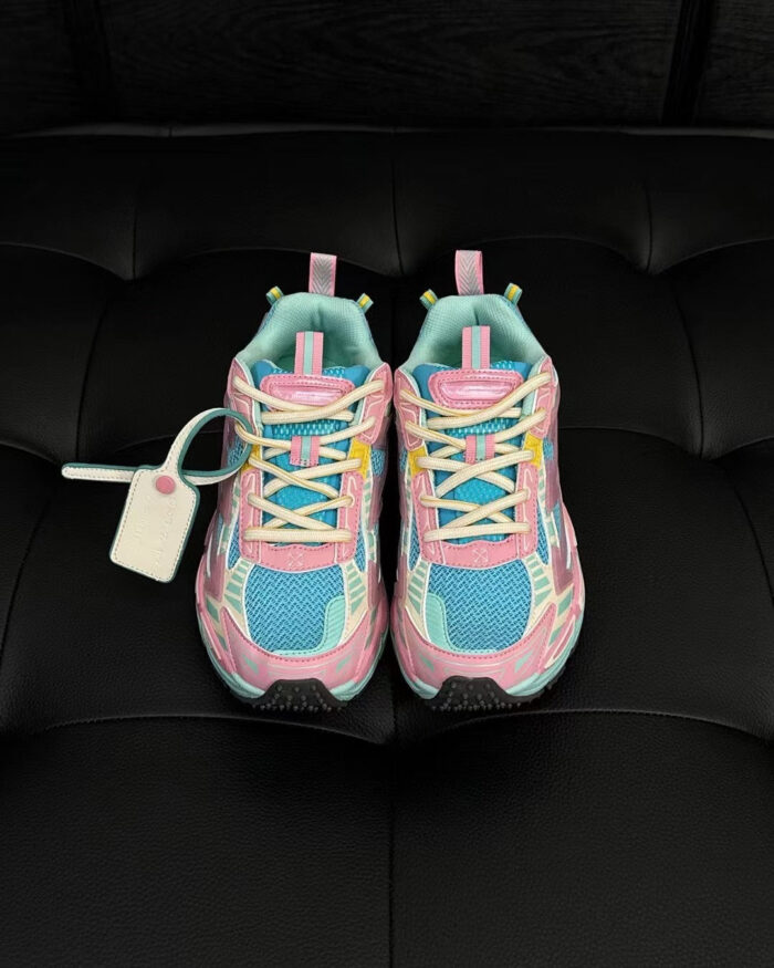 Sneakers colorate, moderne e sportive con suola antiscivolo per ogni attività casual e atletica.
