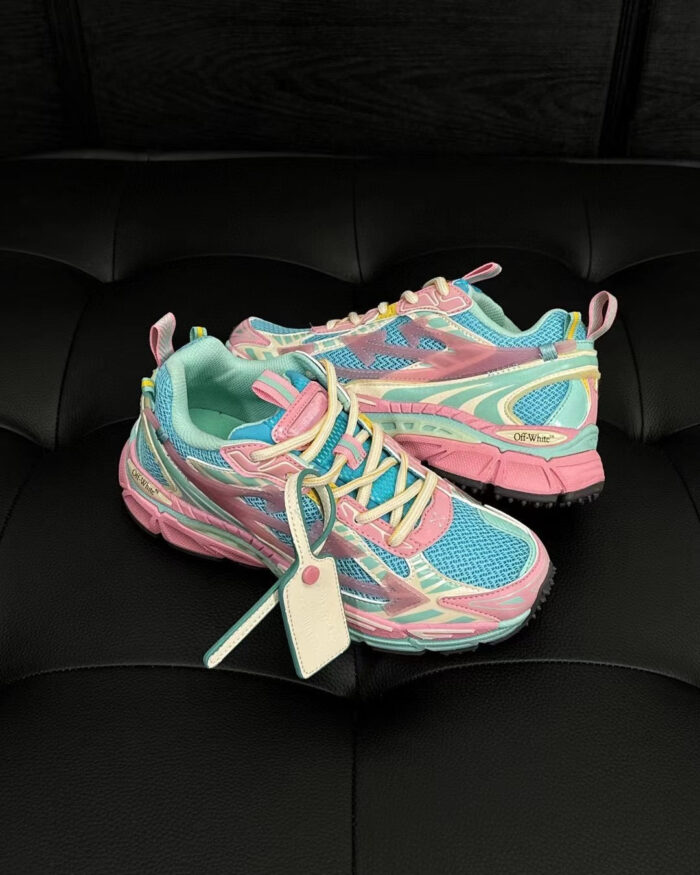 Sneakers moderne blue e pink con etichetta bianca, stile sportivo e trendy, su sfondo nero.