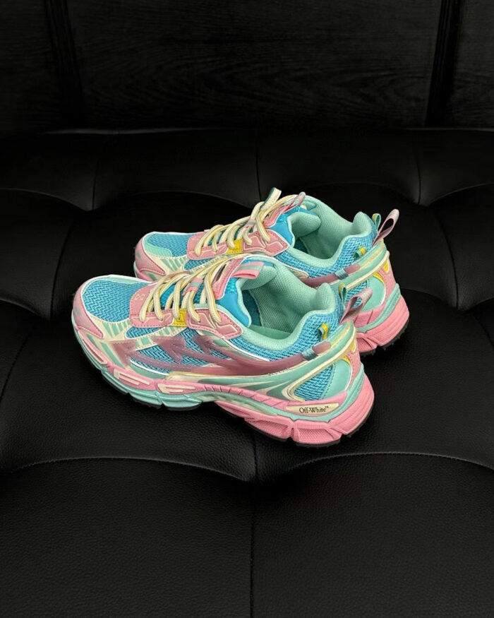 Scarpe sportive colorate con design moderno, comfort e suola antiscivolo su superficie in pelle nera.