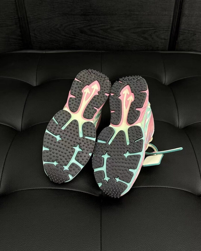 Scarpe sportive con suole colorate, design innovativo e grip ottimale su superficie in pelle nera