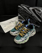 Scarpe sneakers moderne con suola spessa, dettagli colorati e design streetwear sofisticato.