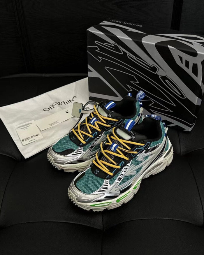 Scarpe sneakers moderne con suola spessa, dettagli colorati e design streetwear sofisticato.