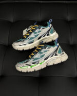 Sneakers sportive moderne con design vivace, dettagli riflettenti e suola robusta per performance e stile.