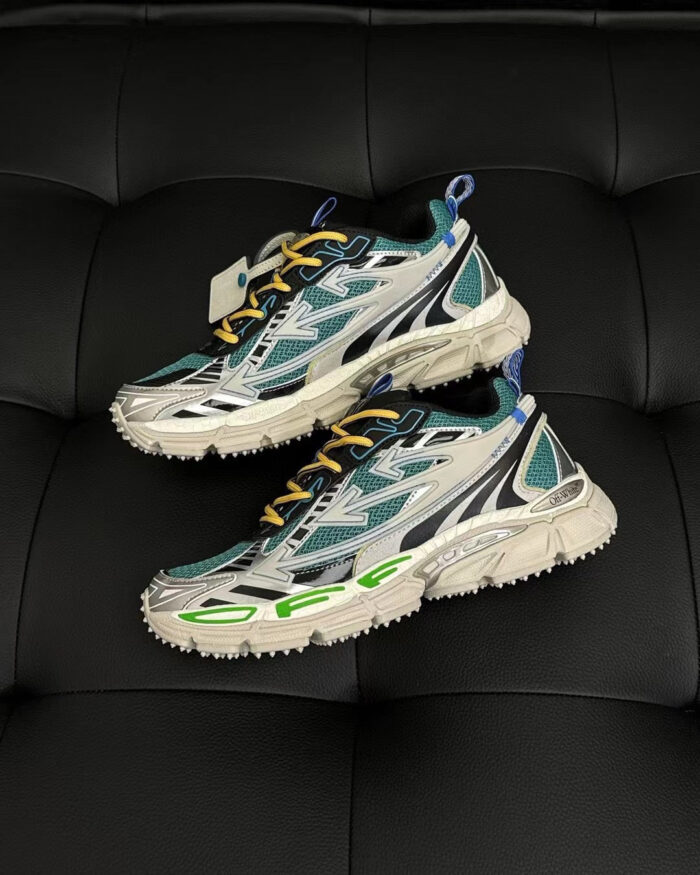Sneakers sportive moderne con design vivace, dettagli riflettenti e suola robusta per performance e stile.