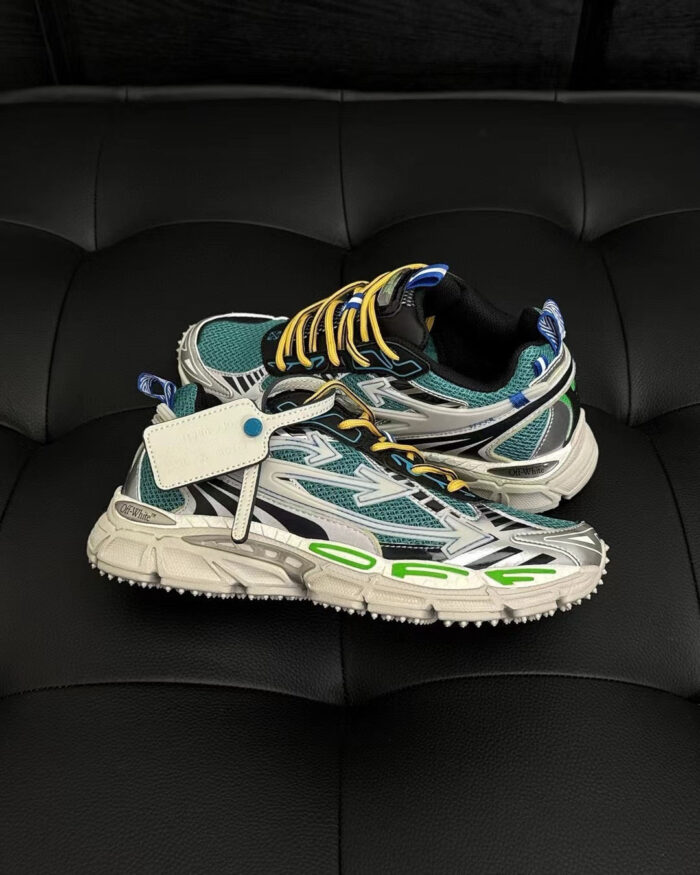 Sneakers colorate moderne con suola robusta, dettagli riflettenti e laccetti gialli e neri.