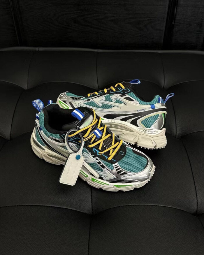 Sneakers colorate con suola chunky, dettagli vivaci e design moderno, perfetti per stile e comfort.