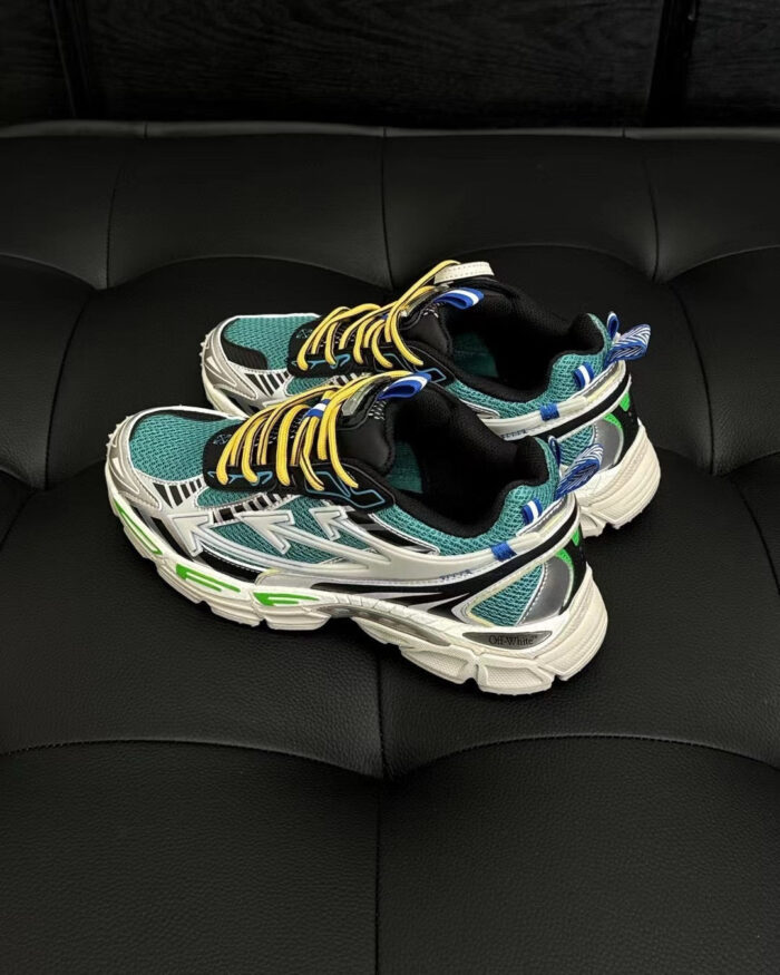 Sneakers colorate moderne su divano, stile streetwear, design innovativo e comfort elevato.
