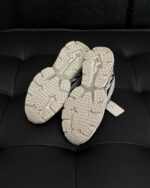 Scarpe sportive con suola antiscivolo, supporto per corsa e allenamento, design moderno e robusto.