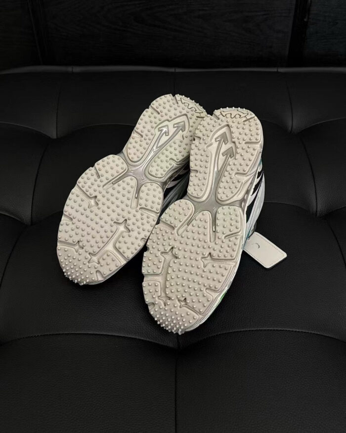 Scarpe sportive con suola antiscivolo, supporto per corsa e allenamento, design moderno e robusto.
