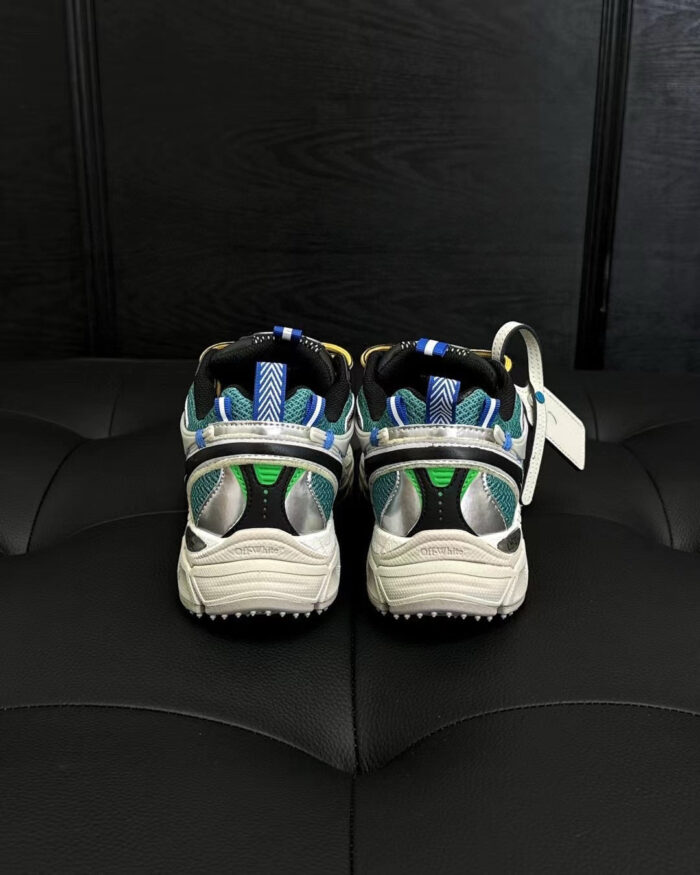 Scarpe sportive con dettagli colorati, supporto stabile e design moderno per corsa e uso quotidiano.