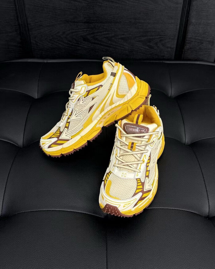 Sneakers moderne gialle e beige con suola robusta, stile sporty e design trendy.