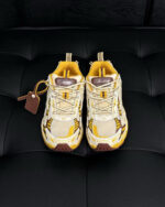 Sneakers esclusive con dettagli colorati e design moderno su sfondo nero raffinato.
