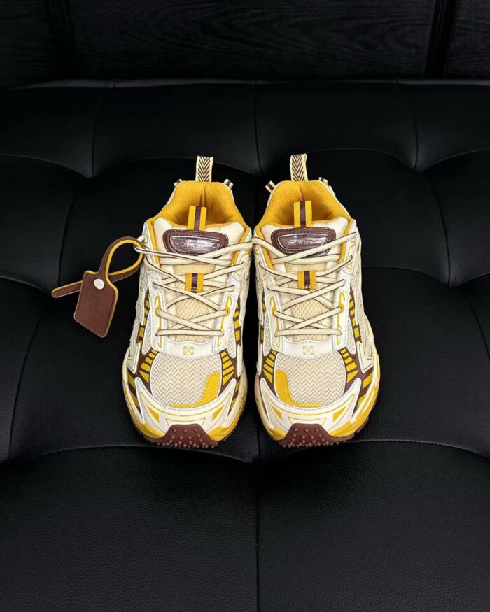 Sneakers esclusive con dettagli colorati e design moderno su sfondo nero raffinato.
