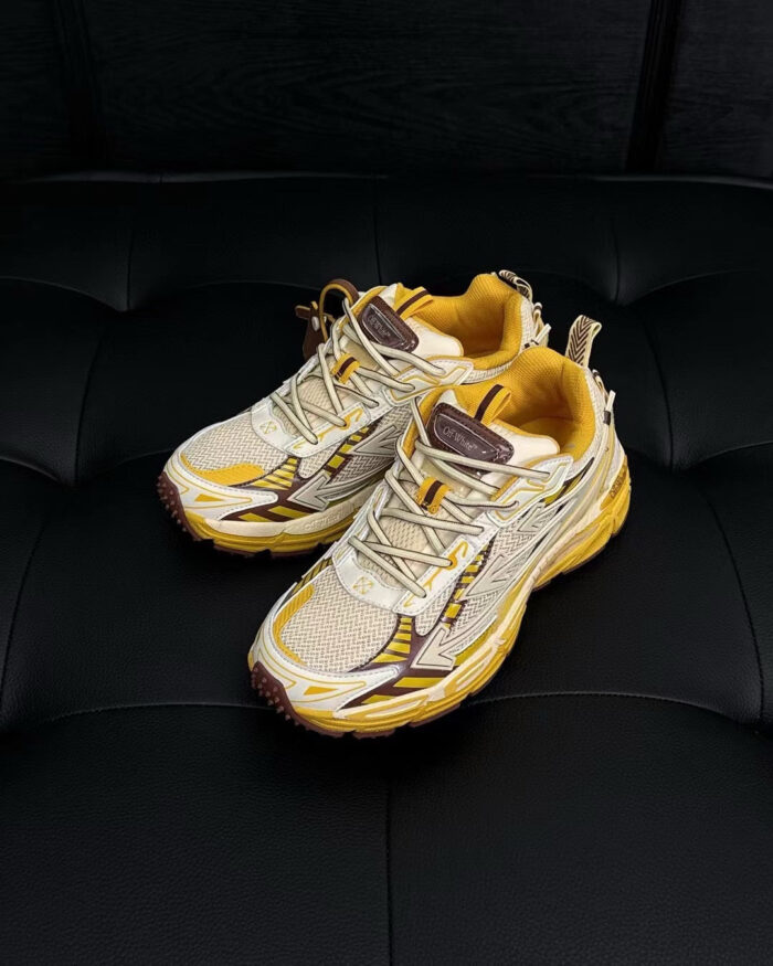 Sneaker moderne con dettagli gialli, comfort e stile sportivo su sfondo nero elegante.