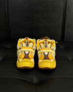 Sneakers gialle e cream moderne con suola rugged per stile e funzionalità.