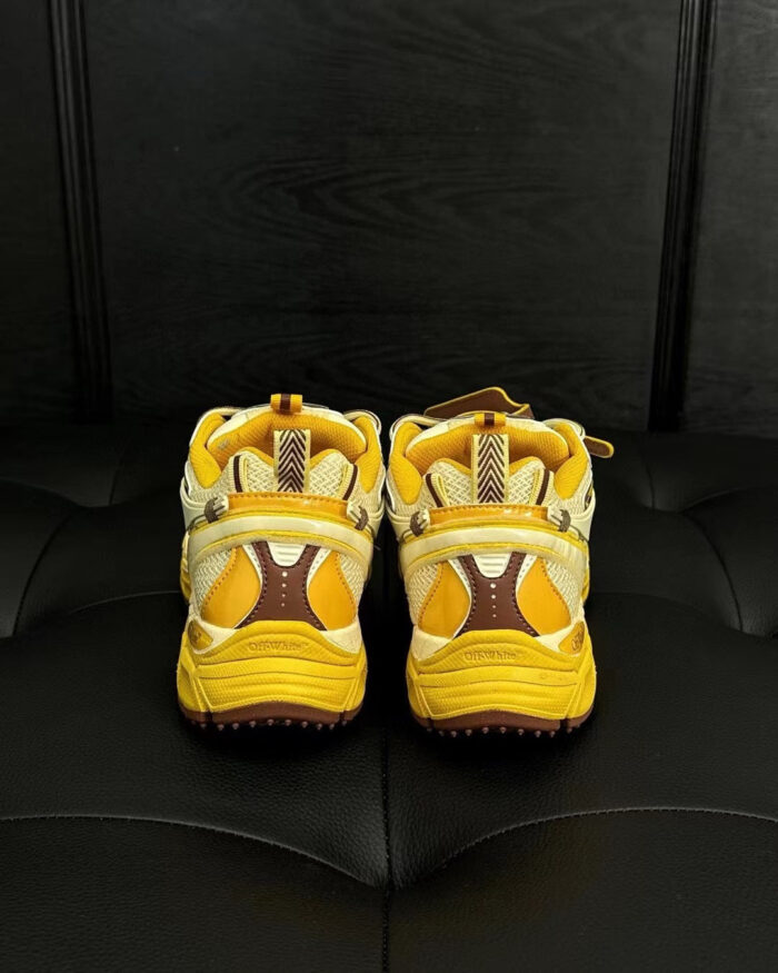 Sneakers gialle e cream moderne con suola rugged per stile e funzionalità.