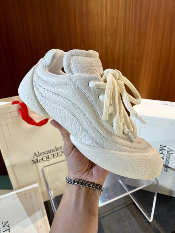 Sneaker Alexander McQueen bianca, design moderno e elegante, in confezione di lusso.