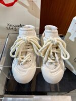 Sneakers donna luxury Alexander McQueen bianche, chunky, moderne e di alta moda.