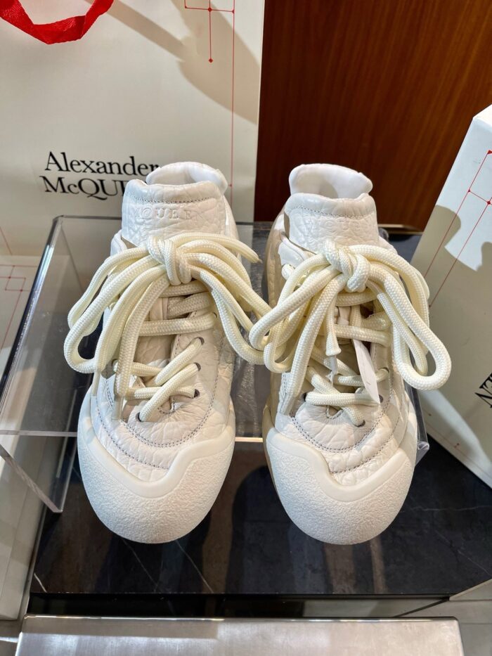 Sneakers donna luxury Alexander McQueen bianche, chunky, moderne e di alta moda.
