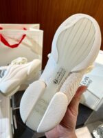 Sole elegante di sneaker premium, dettagli di design e traspirabilità, confezione esclusiva.