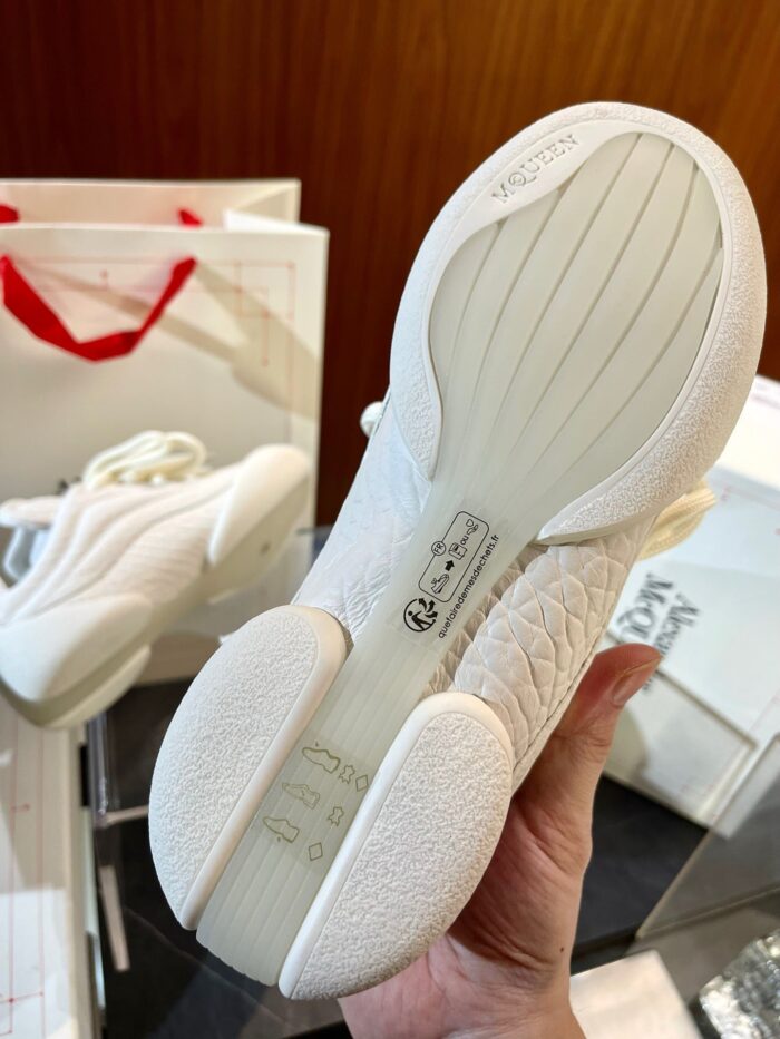 Sole elegante di sneaker premium, dettagli di design e traspirabilità, confezione esclusiva.