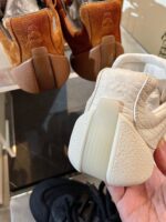 Sneaker moderne, dettagli di design e materiali diversi in esposizione.