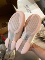 Scarpe Miu Miu with pink and beige soles, modern design, perfette per danza o moda contemporanea.