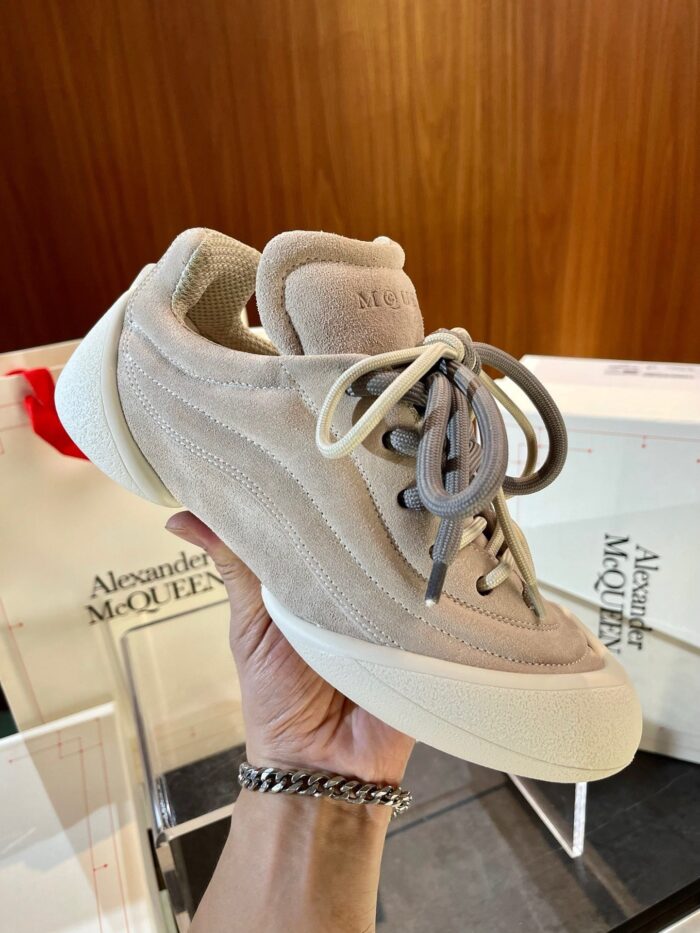 Sneaker elegante beige e grigia, artigianale, perfetta per look casual e sofisticati.