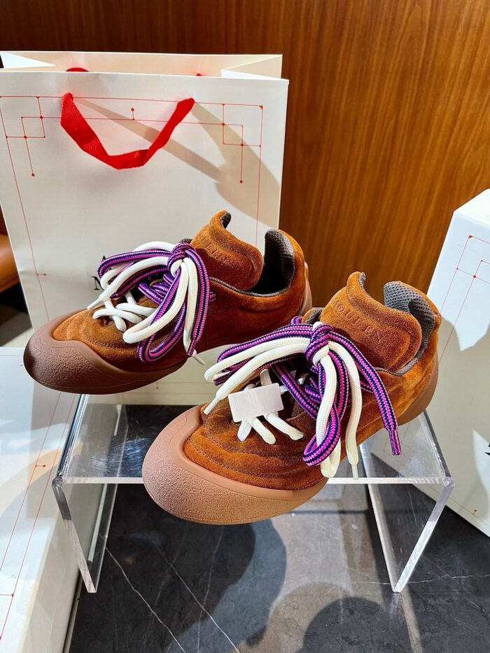 Scarpe da arrampicata in suede con lacci colorati, stile moderno e design funzionale.