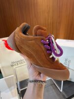 Sneaker di lusso in suede marrone con lacci viola e suola antiscivolo, design esclusivo Alexander McQueen