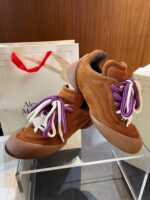 Sneakers in suede con lacci viola e stile elegante, perfette per look moderni e di tendenza.