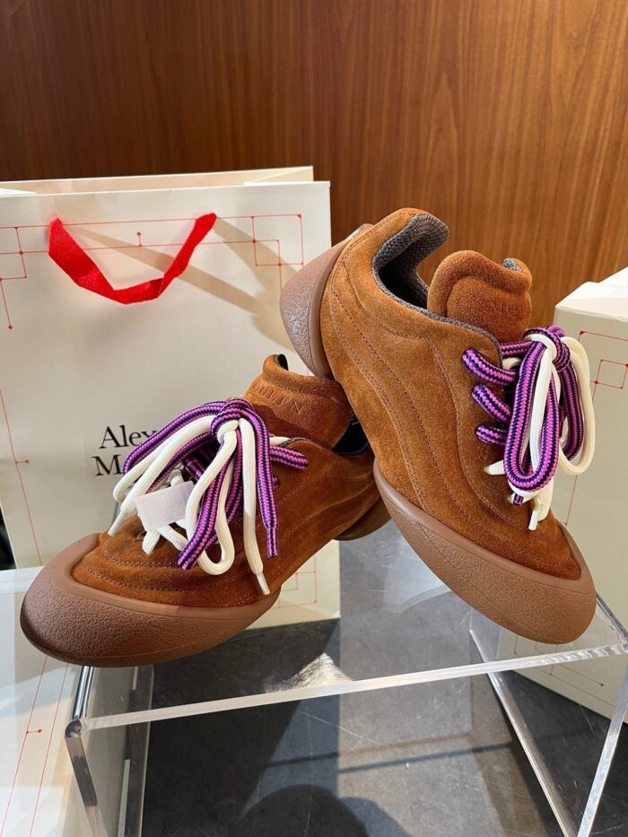 Sneakers in suede con lacci viola e stile elegante, perfette per look moderni e di tendenza.