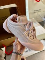 Sneaker rosa di Alexander McQueen, stile elegante, comoda, moderna e di tendenza.