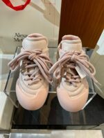 Sneakers rosa di lusso Alexander McQueen su esposizione elegante, stile moderno e sofisticato.