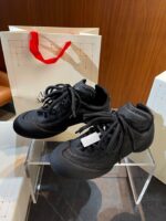 Scarpe sneakers eleganti con packaging di qualità, stile moderno e dettagli sportivi.