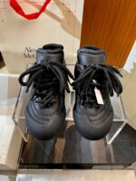 Scarpe da corsa nere di lusso Alexander McQueen, stile moderno e alta qualità artigianale.