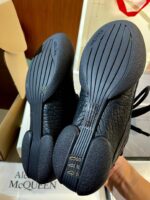 Soles delle sneakers Alexander McQueen: design elegante, grip robusto e dettagli di alta moda italiana.