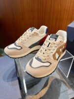 Sneakers in suede beige con dettagli blu e burgundy, scelti per stile e comfort raffinato.