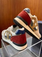 Sneakers di lusso con dettagli colorati, accenti gold e design moderno resistente e alla moda.