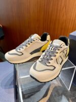Sneakers sportive in cream e grigio con dettagli gialli, comfort e stile per ogni outfit casual.