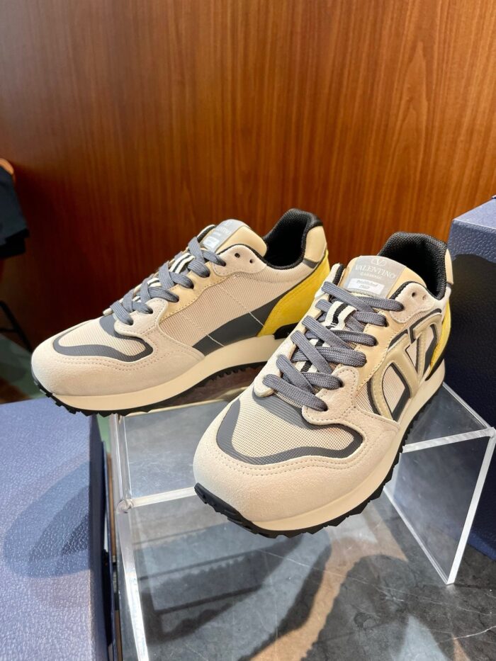 Sneakers sportive in cream e grigio con dettagli gialli, comfort e stile per ogni outfit casual.