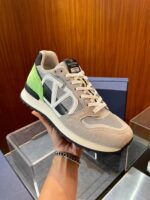 Sneaker moderna con dettagli eleganti, comfort premium e design sofisticato su sfondo in stile boutique.
