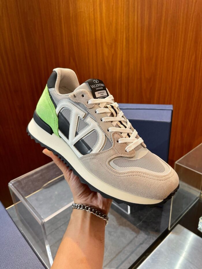 Sneaker moderna con dettagli eleganti, comfort premium e design sofisticato su sfondo in stile boutique.