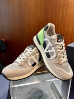 Sneakers moderne con dettagli neon, design confortevole e stile casual, esposti su sfondo in legno.