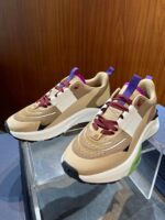 Sneakers moderne con dettagli colorati, design trendy e comfort per stile quotidiano e attività sportive.